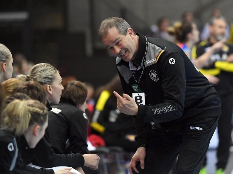 Will das EM-Ticket mit Deutschlands Handball-Frauen lösen: Bundestrainer Henk Groener. Foto: Marijan Murat