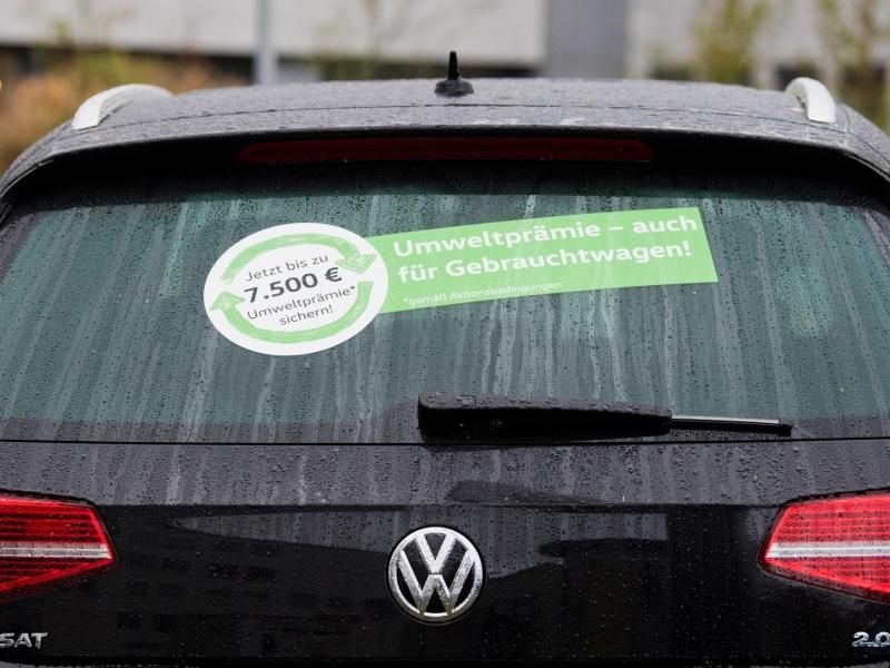 Bis zu 7500 Euro „Umweltprämie” werden im Heckfenster eines gebrauchten VW Passat angeboten. Foto: Julian Stratenschulte