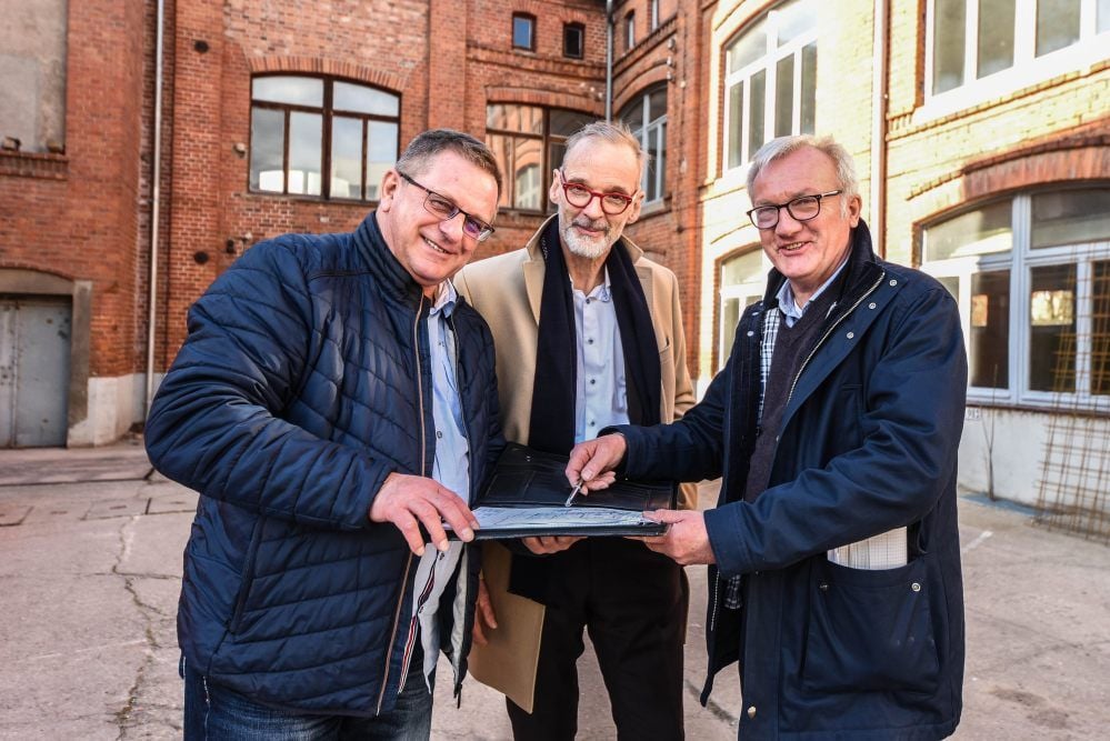 Die alte Druckerei in Merseburg wird saniert. Ralf Fiedler, Justus Jahn und Uwe Haubenreißer (v.l.) bei der Baubesprechung.