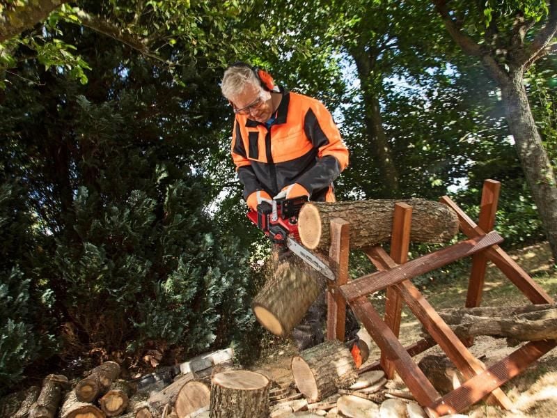 Die Zeitschrift „Selbst ist der Mann” hat gemeinsam mit dem Tüv Rheinland 13 Akku-Kettensägen getestet. Testsieger ist das Modell GE-LC 36/35 Li von Einhell (im Bild, ca. 390 Euro). Foto: Claudio Kalex/selbst ist der Mann/dpa-tmn