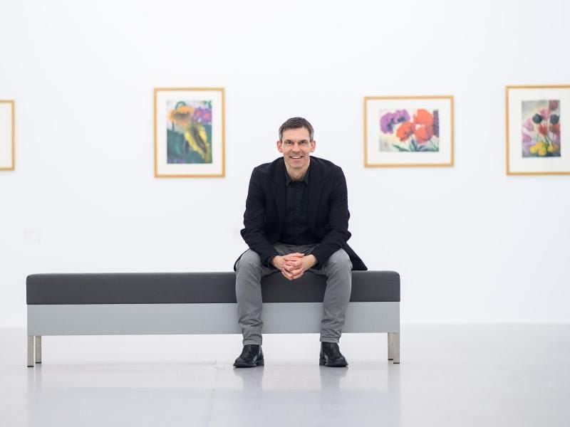 Marc Gundel ist der Kurator der Ausstellung „Emil Nolde. Farbenzauber. Eine Retrospektive auf Papier”. Foto: Sebastian Gollnow