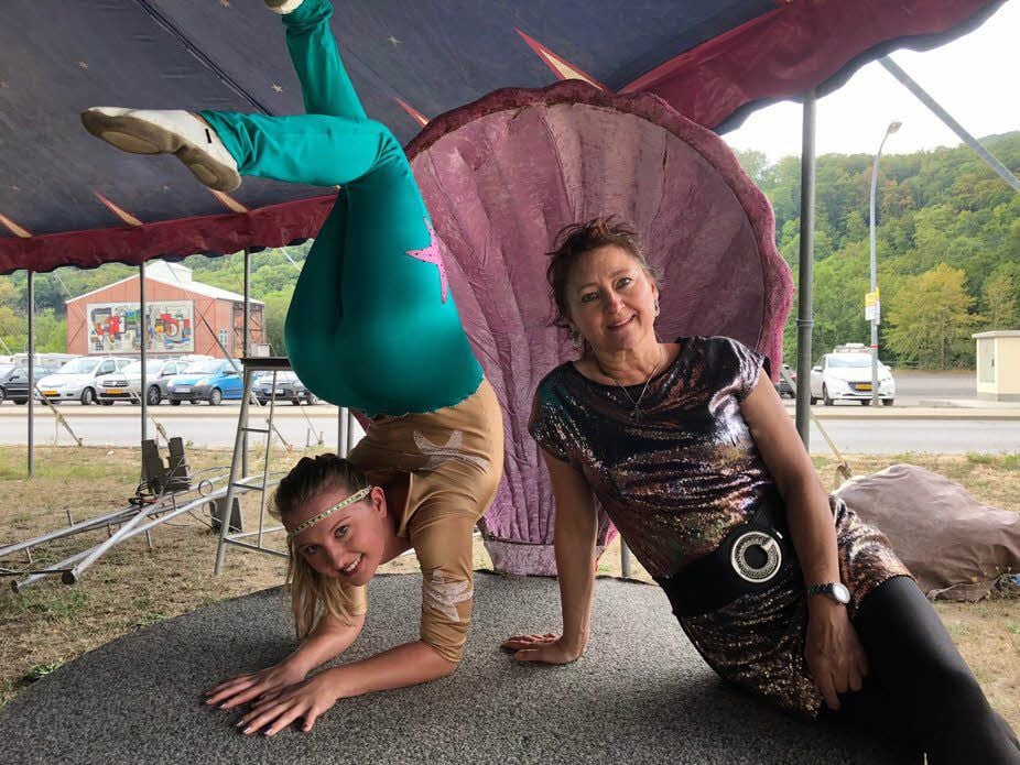 Kornelia Weisheit-Sperlich managt heute den Familienbetrieb, während Tochter Cecile als Kautschuk-Akrobatin auftritt.