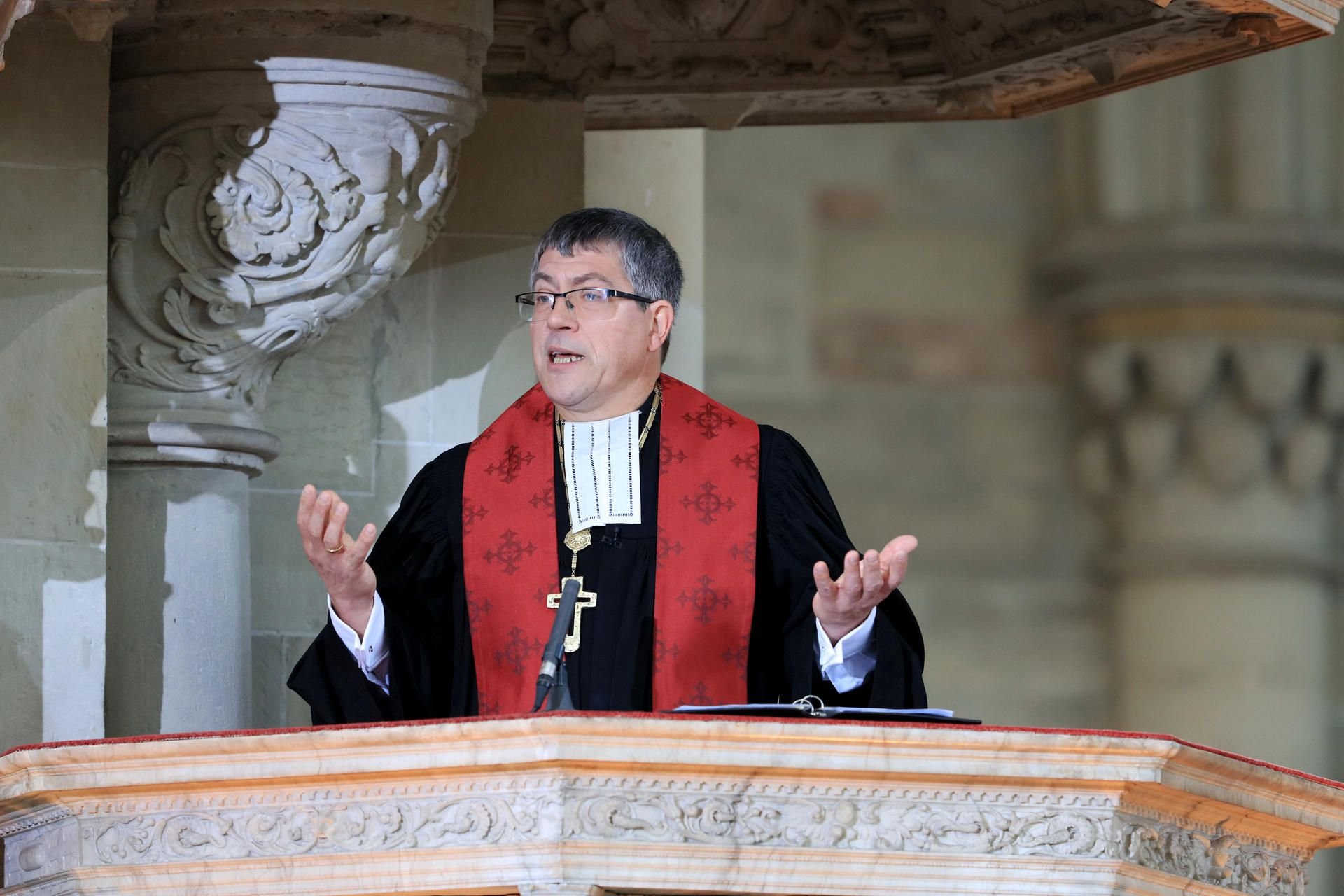 Friedrich Kramer, Landesbischof der Evangelischen Kirche in Mitteldeutschland, hält eine Predigt von der Kanzel.
