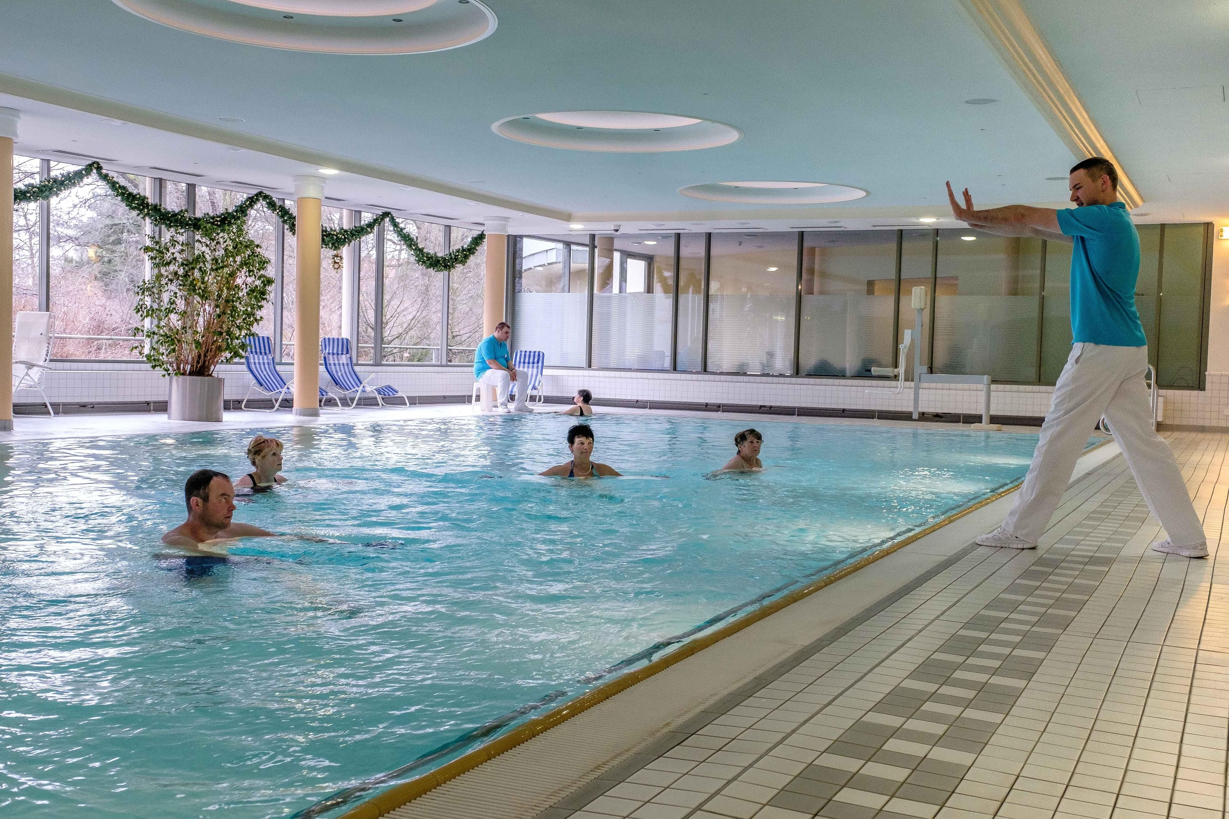 Das Eisenmoorbad ist gut frequentiert, auch über den Jahreswechsel: Im Therapiebecken bewegt sich eine Gruppe unter Leitung von Physiotherapeut Alexander Henning.