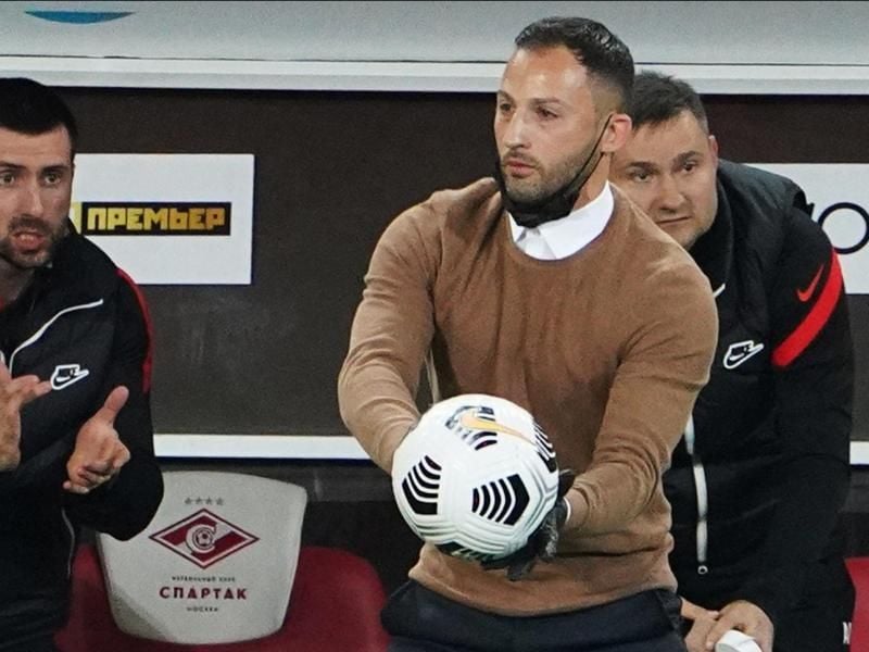 Spartaks Trainer Domenico Tedesco (M) reagiert an der Seitenlinie. Foto: Alexander Vilf/Sputnik/dpa