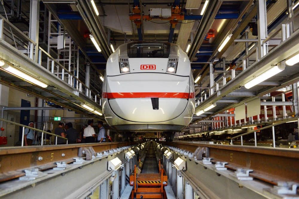 Der Triebkopf des neuen ICE ist kantiger als sein Vorgänger. Die Wagen stehen nun nicht nur in Berlin wie auf diesem Fotos, sondern auch in Halle.