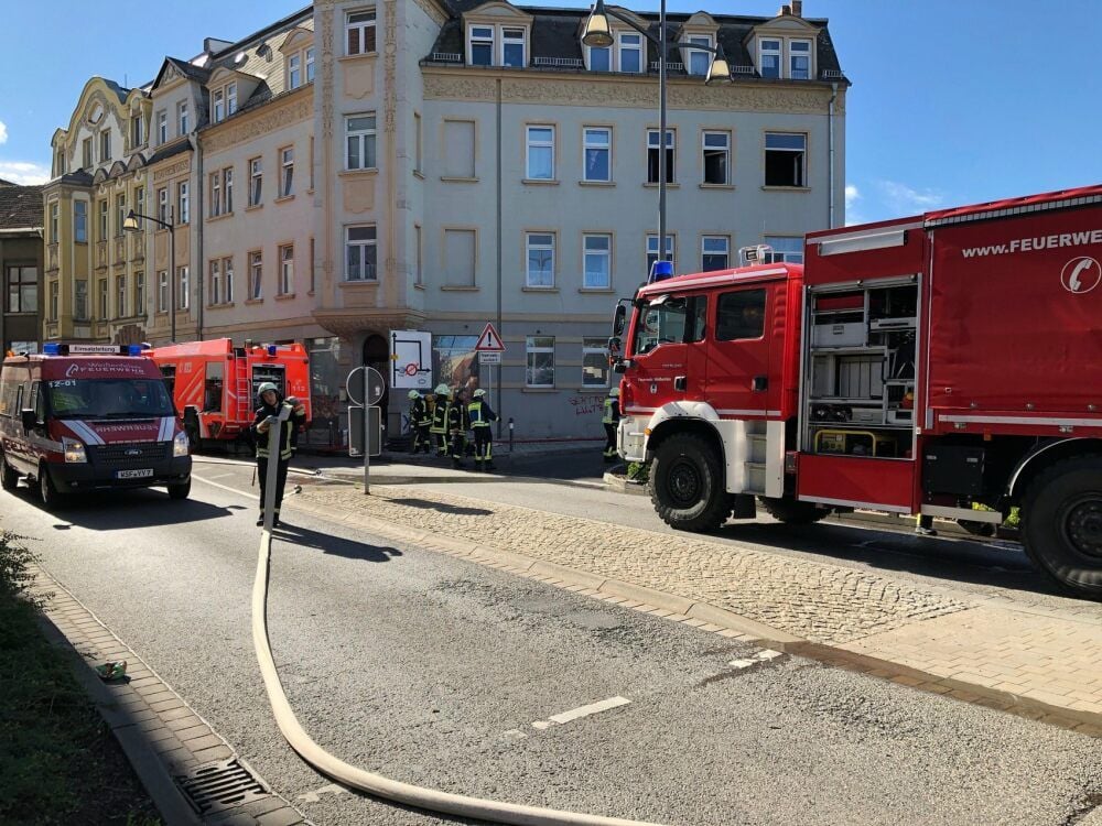 Die Feuerwehr am Niemöllerplatz in Weißenfels.