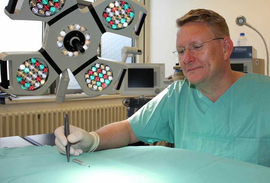 Oberarzt Frithjof Schlegel hat den ersten neuartigen MIni-EKG-Rekorder am Carl-von-Basedow-Klinikum implantiert.