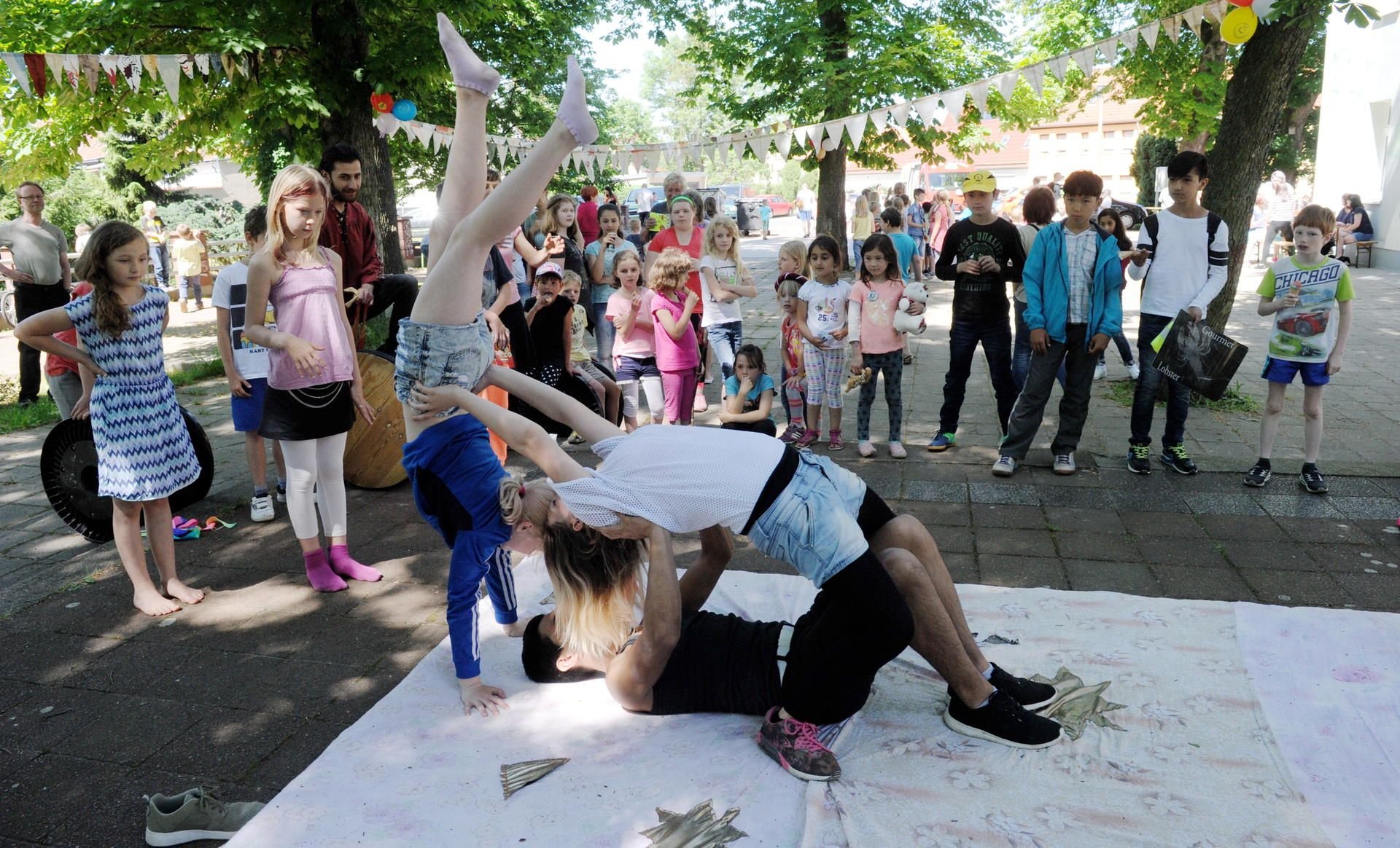 Die Akrobatikguppe des Mitmachzirks zeigten beim Kindertag in Hettstedt ihr Können.