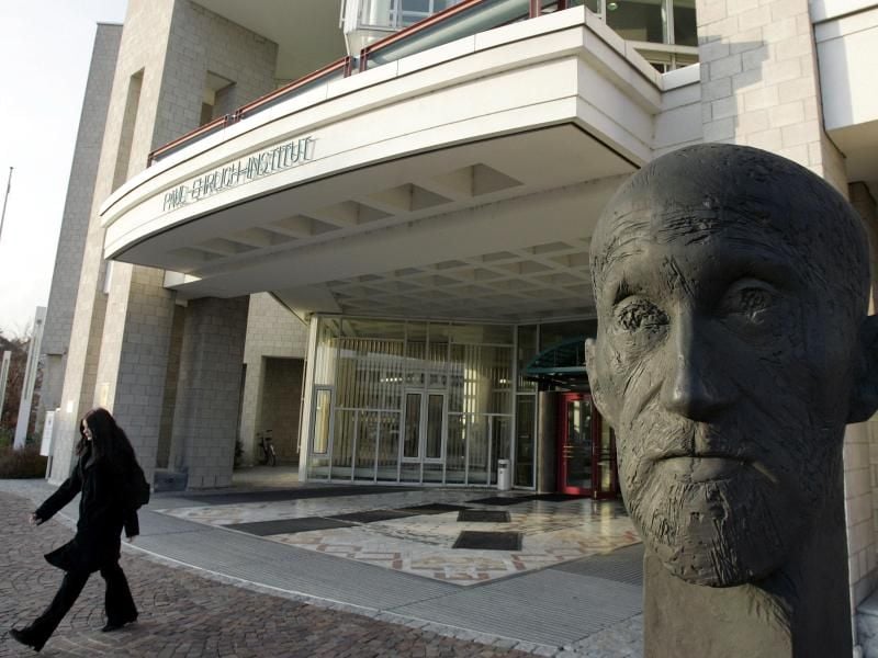 Der Eingangsbereich des Paul-Ehrlich-Instituts. Foto: Frank May/Archiv