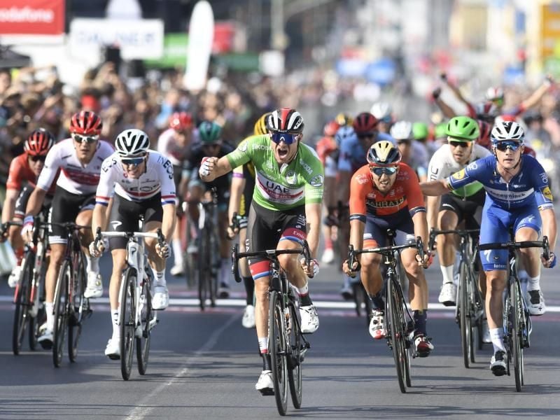 Der Norweger Alexander Kristoff (M.) bejubelt seinen Sieg auf der zweiten Etappe der Deutschland Tour. Foto: Bernd Thissen