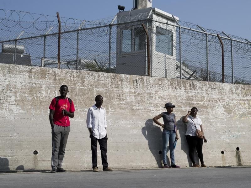 Migranten an einer Mauer des Flüchtlingslagers Moria auf der Insel Lesbos. Foto: Petros Giannakouris/AP/dpa