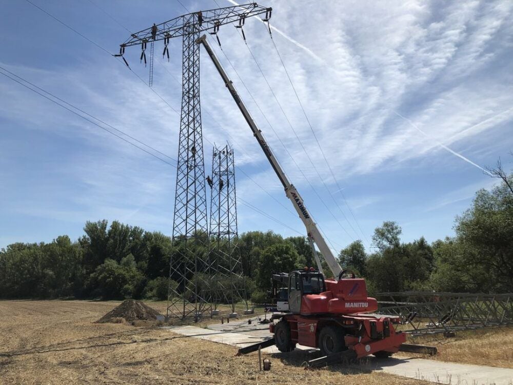 Am Donnerstagvormittag reckt sich der alte Strommast noch in voller Höhe gen Himmel. Direkt daneben wächst sein Nachfolger aus dem Boden.