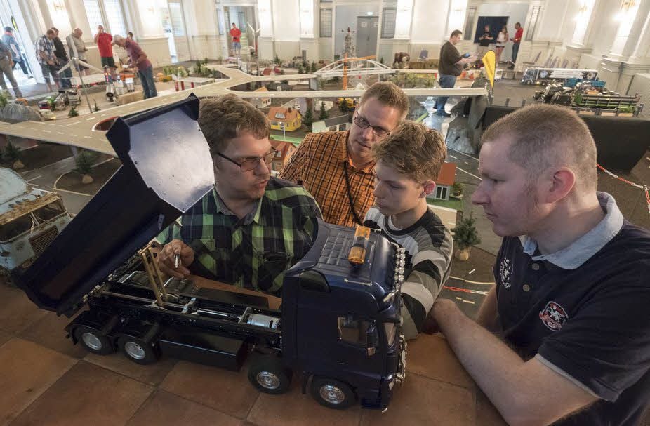 Den Mercedes 8x8 Kipper baute Udo Wohlrabe (l.) innerhalb von drei Monaten und zeigt hier, wie komplex allein die Kippmechanik des Modells ist.