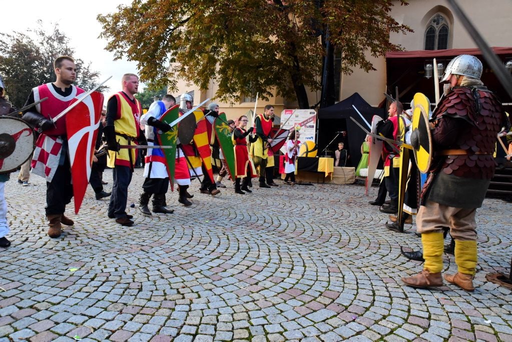 Mittelaltermarkt mit Schlachtdarstellung und Kirchenkonzert in der Stadtkirche Hohenmölsen.