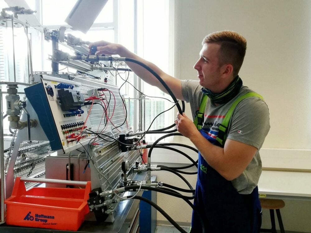 Der 19-jährige Hermann Weibrecht lernt bei der Mibrag Industriemechaniker und baut eine hydraulische Anlage auf.