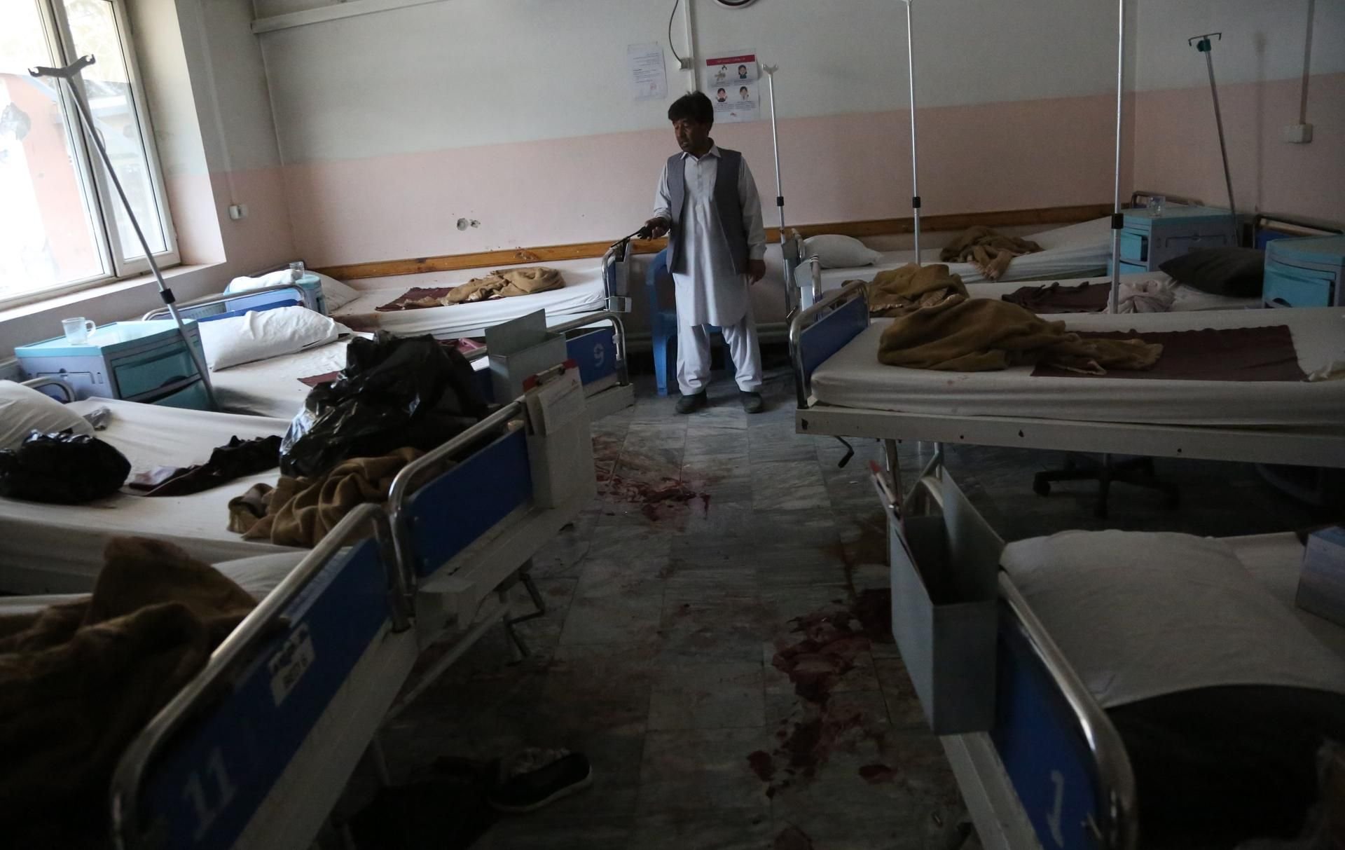 Ein Mann steht nach dem Anschlag in Kabul im Mai in einer Geburtenstation.