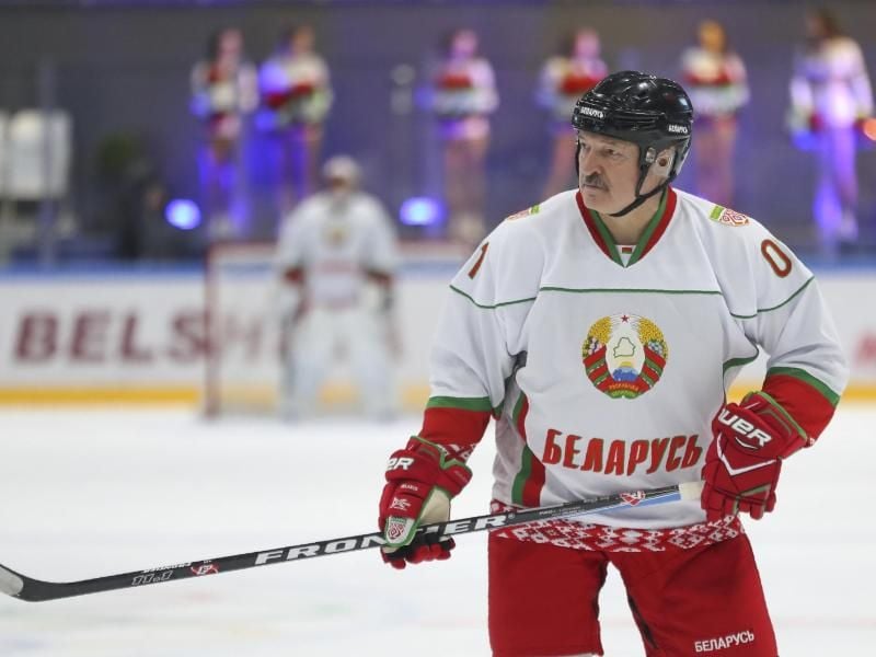 Belarus-Präsident Alexander Lukaschenko zeigt sich gerne als Eishockeyspieler. Foto: Andrei Pokumeiko/POOL BelTa/AP/dpa