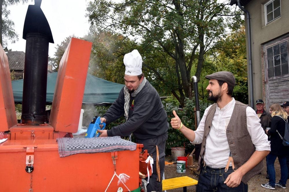 Vereinsvorsitzender Lutz Lorenz (r.) signalisiert seinem Stellvertreter und Chefkoch Tobias Marx, dass die Kartoffelsuppe wieder sehr gut gelungen ist.