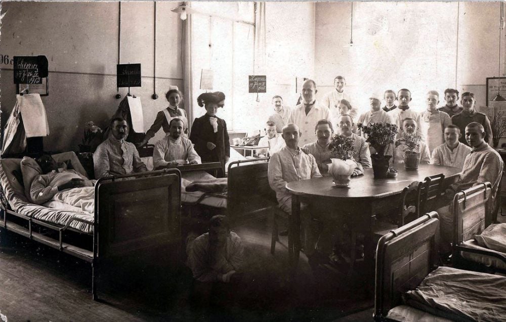 Die alte Aufnahme zeigt Station 4 des Zeitzer Krankenhauses im Jahr 1915, als verwundete Soldaten von Chefarzt Poelchen versorgt wurden.