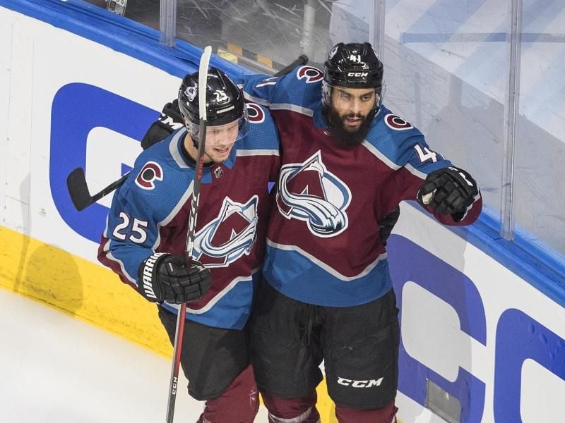 Avalanche-Profi Pierre-Edouard Bellemare (r) jubelt nach seinem Treffer gemeinsam mit Teamkollege Logan O'Connor. Foto: Jason Franson/The Canadian Press/AP/dpa