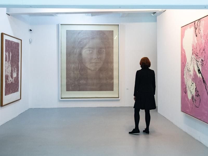 Bettina Ruhrberg, Leiterin des Mönchehaus-Museum, zwischen dem Linolschnitt „Zwei Rehe“ von Georg Baselitz (l-r), dem Holzschnitt „Dominique“ von Franz Gertsch und „Ili Uli in der Nacht“ von Georg Baselitz. Foto: Swen Pförtner