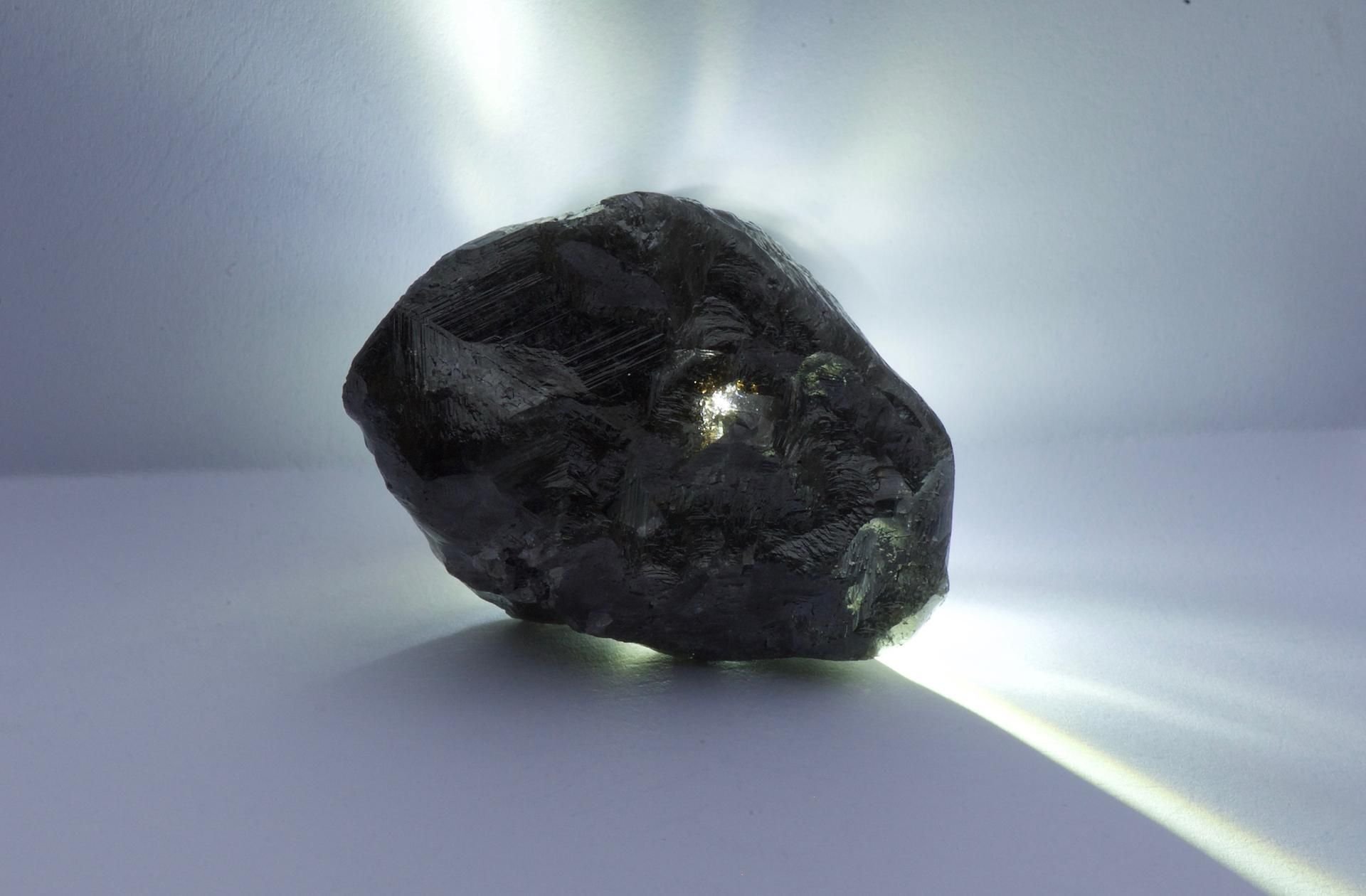 Der in Botsuana gefunden Diamant ist rund 350 Gramm schwer.