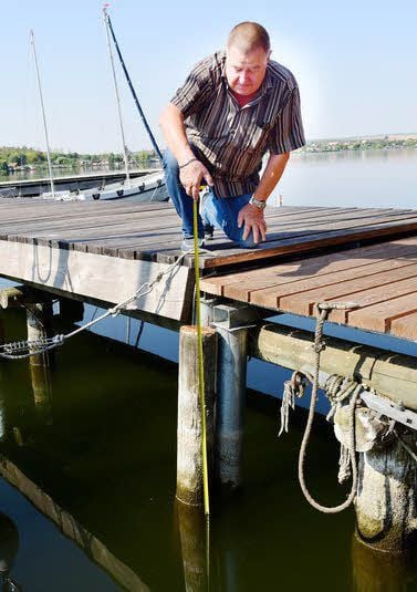 Fred Schaaf misst den Wasserstand im Süßen See.