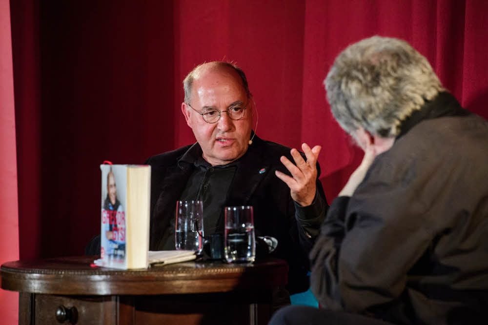 Im Gespräch mit Hans-Dieter Schütt (r.) stellt Gregor Gysi sein Buch vor und plaudert dabei witzig und intelligent über Politik und sein Leben.