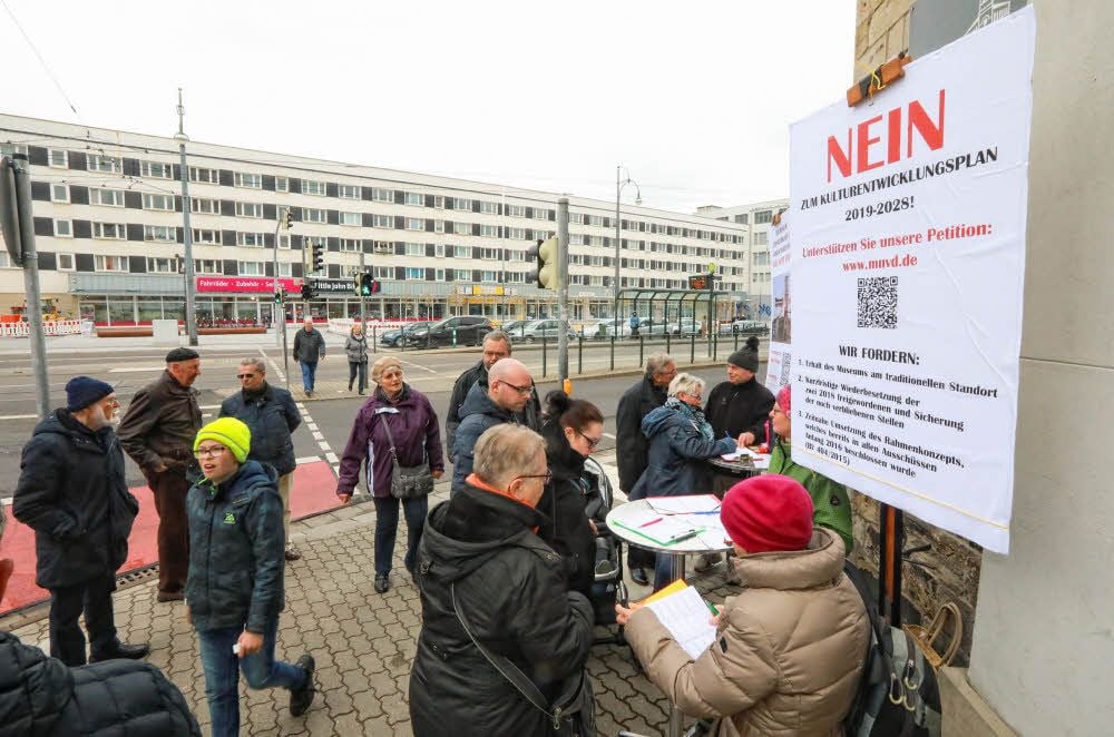Unterschriftenaktion vor dem Museum.