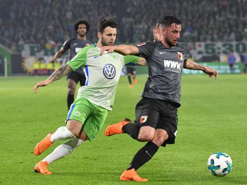 VfL-Spieler Renato Steffen (l) und der Augsburger Marco Richter kämpfen um den Ball. Die Partie endete Unentschieden. Foto: Peter Steffen