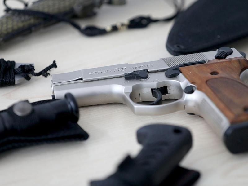 Eine Pistole vom Typ Walther P88 compact liegt auf dem Tisch. Foto: Oliver Berg/Archiv