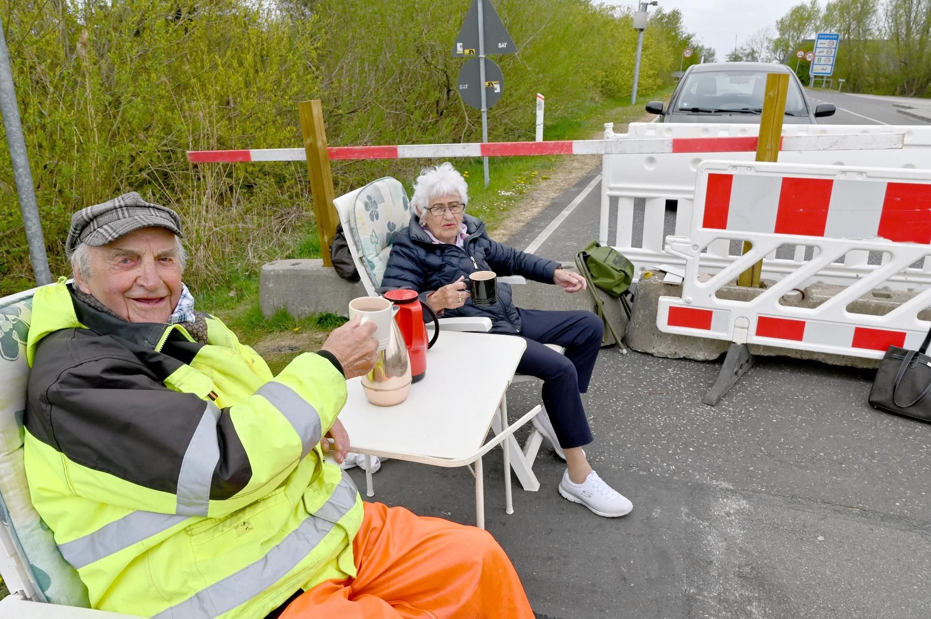 Inga Rasmussen aus Dänemark (85) und Karsten Tüchsen Hansen (89) aus Nordfriesland treffen sich an der deutsch-dänischen Grenze zum Kaffee.