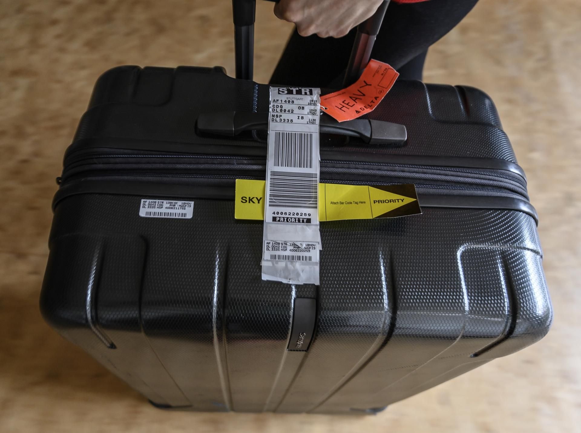 Optisch von herkömmlichen Anhängern nicht zu unterscheiden, aber mit neuester Technik versehen: Die amerikanische Fluggesellschaft Delta Air Lines vergibt bereits Gepäcktags mit RFID-Technologie, um Koffer besser verfolgen zu können.