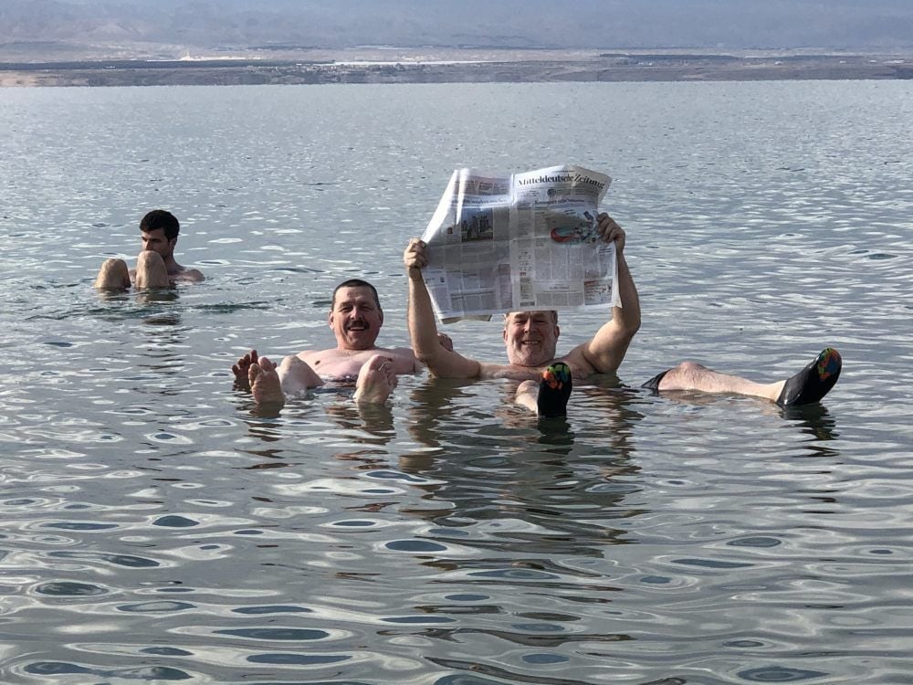 Im Toten Meer schwimmen Siegfried Gallas (links) und Roland Theile (rechts), der die MZ als Lektüre dabei hat.
