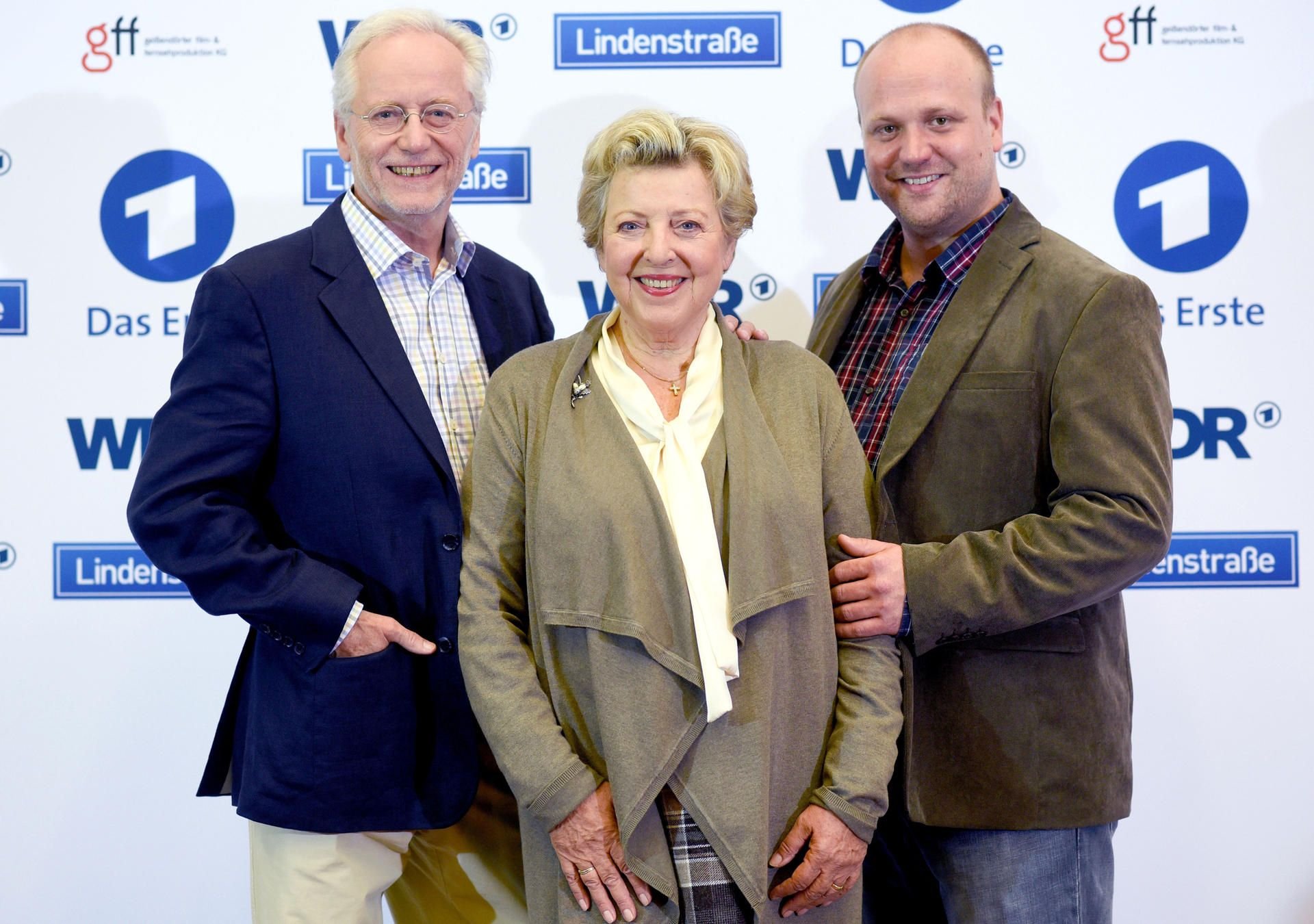 Die Schauspieler Joachim H. Luger (l), Marie-Luise Marjan (M) und Moritz A.