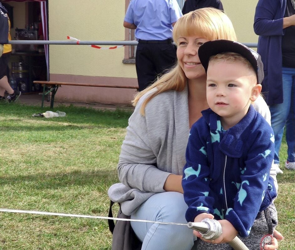 Ramona Kappel mit Sohn Leon (3) beim Zielen.