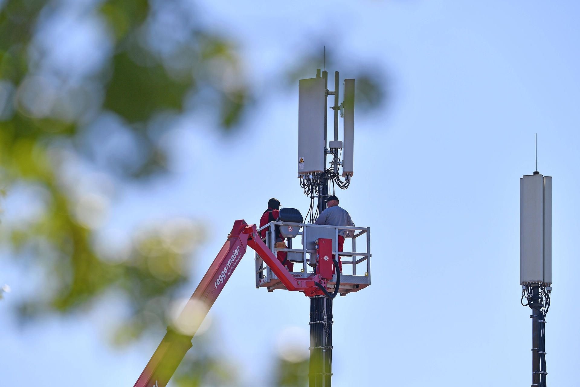 Techniker arbeiten an einem Mobilfunkmast (Symbolbild)