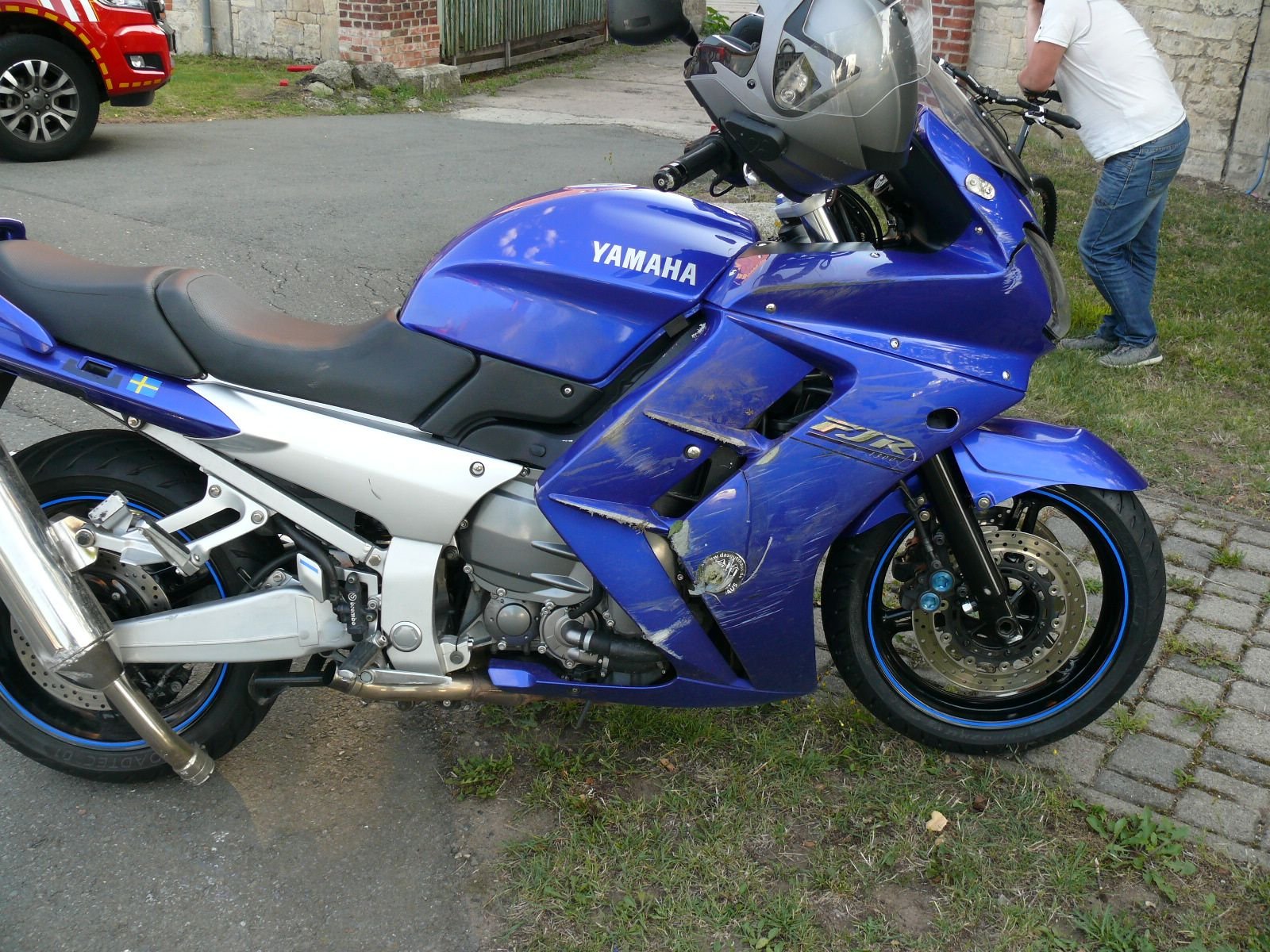 Nach Angaben der Polizei prallte der Yamaha-Fahrer auf der B79 in Athenstedt gegen einen Transporter, als der gerade abbiegen wollte.