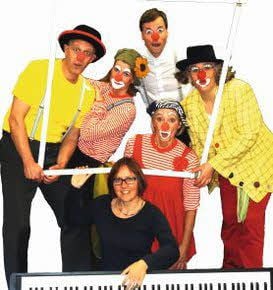 Die fünf Kirchenclowns und die Pianistin.