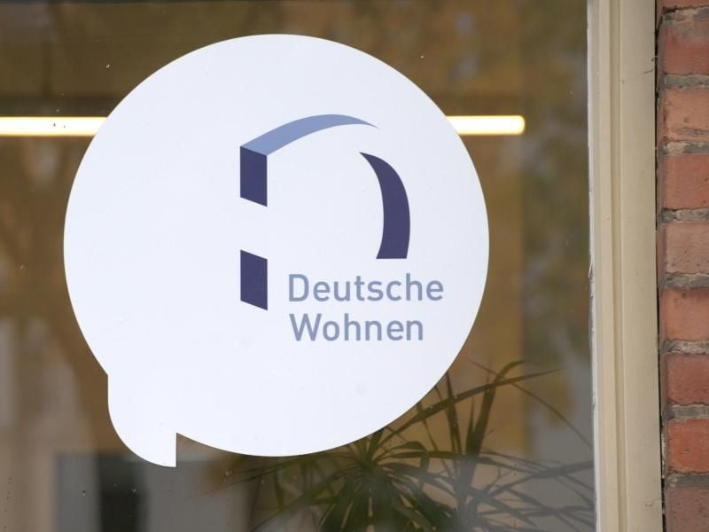 Das Logo des Immobilien-Anbieters Deutsche Wohnen klebt auf der Scheibe des Servicepoints des Unternehmens in Berlin-Britz. Foto: Paul Zinken