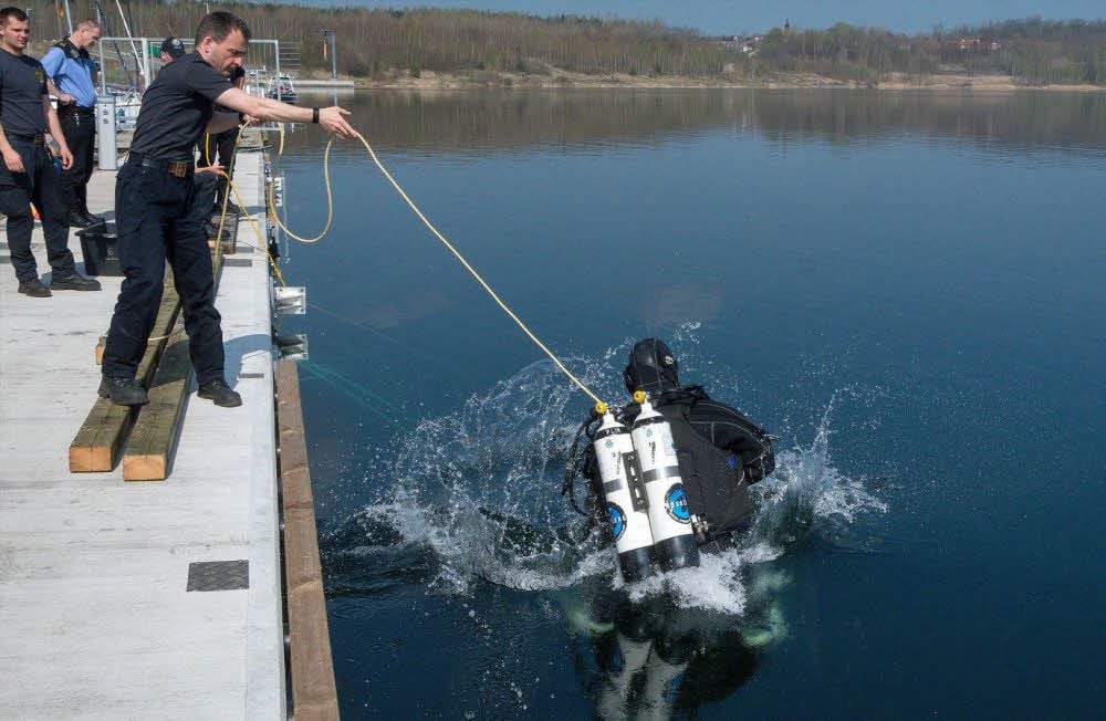Taucher bargen vier Bootsmotoren aus dem Geiseltalsee.