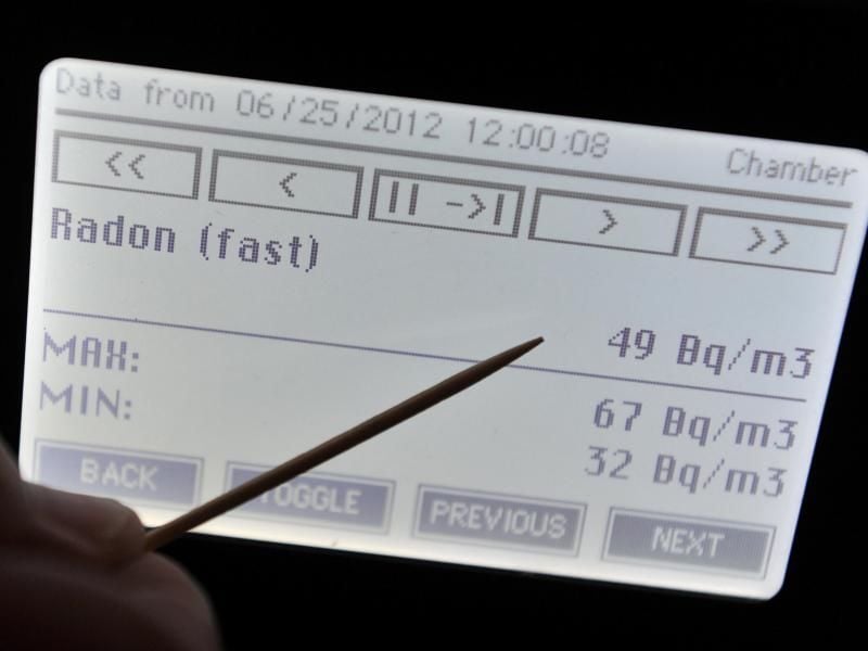 Eine Radonbelastung von 49 Becquerel pro Kubikmeter liegt noch unter den Grenzwerten. Der im Gesetz verankerte Referenzwert beträgt 300 Becquerel pro Kubikmeter Raumluft. Foto: Hendrik Schmidt