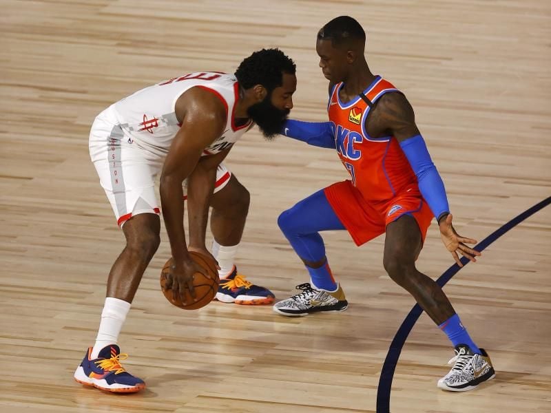 Dennis Schröder (r) von Oklahoma City Thunder gegen James Harden von den Houston Rockets. Foto: Mike Ehrmann/Pool Getty Images/AP/dpa