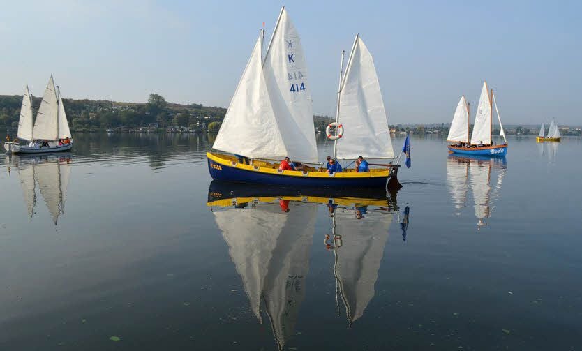 Wenig Wind, viel Spaß: Kutter bei der Regatta auf dem Süßen See