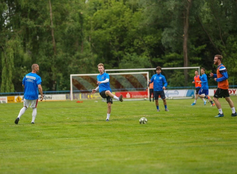 Merseburgs Oberliga-Kicker trafen sich am Dienstagabend nach zwölf Wochen Pause zum ersten gemeinsamen Training.