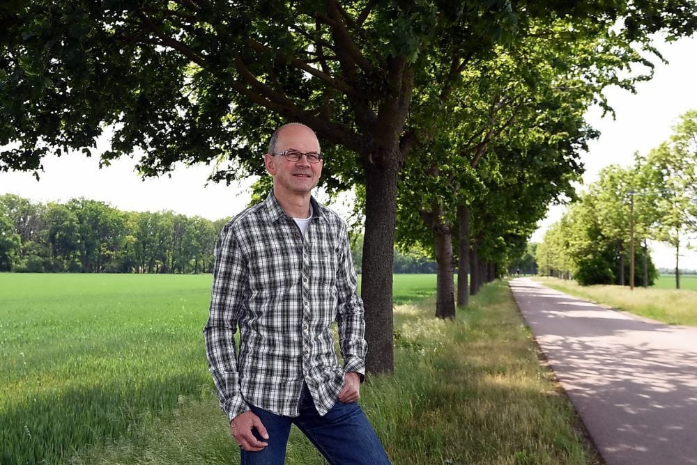 Herrliche Allee: Frank Lehmann hat Sorge, die Bäume am Obselauer Weg in Aken könnten dem Deichbau zum Opfer fallen.