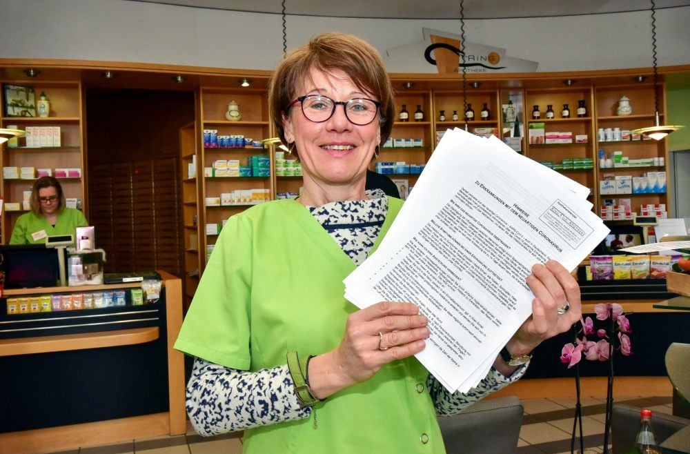 Apothekerin Katrin Kellner hält Informationen für Kunden bereit.