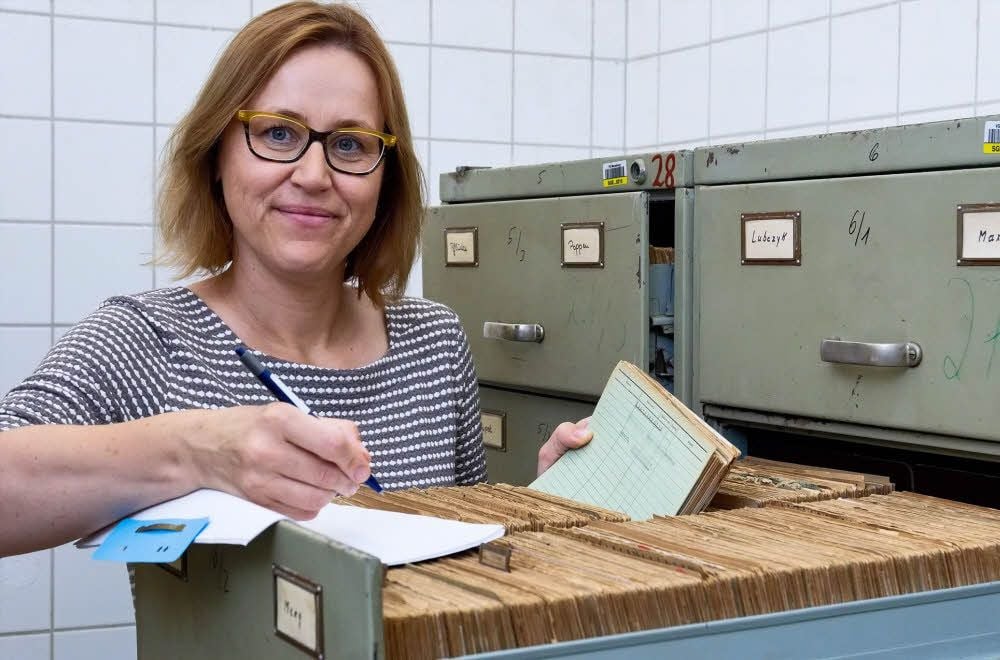 Vieles können Ulrike Findeisen und ihre Kollegen am Computer erledigen. Geht es aber zum Beispiel um Anfragen zu Personen, die vielleicht schon lange verstorben sind, müssen sie im Karteikartenarchiv suchen.