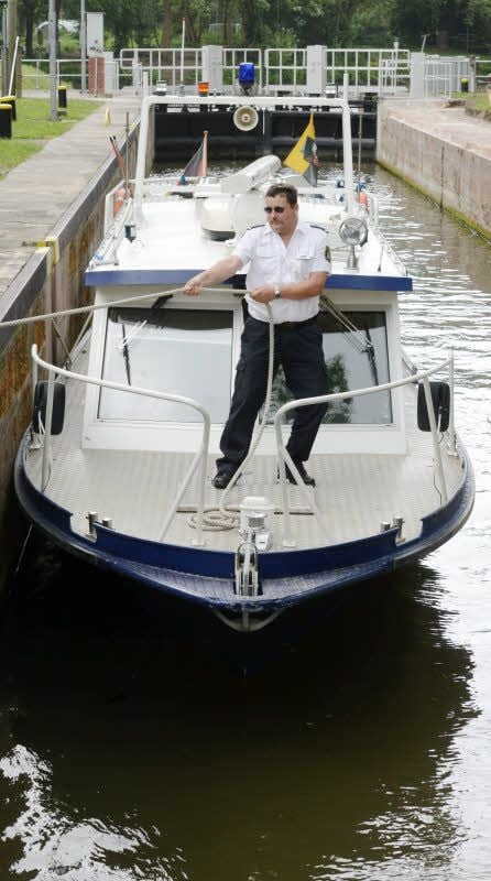 In der Schleuse Trotha wird das Streifenboot Burgenland von Klaus-Dieter Kocian festgemacht.